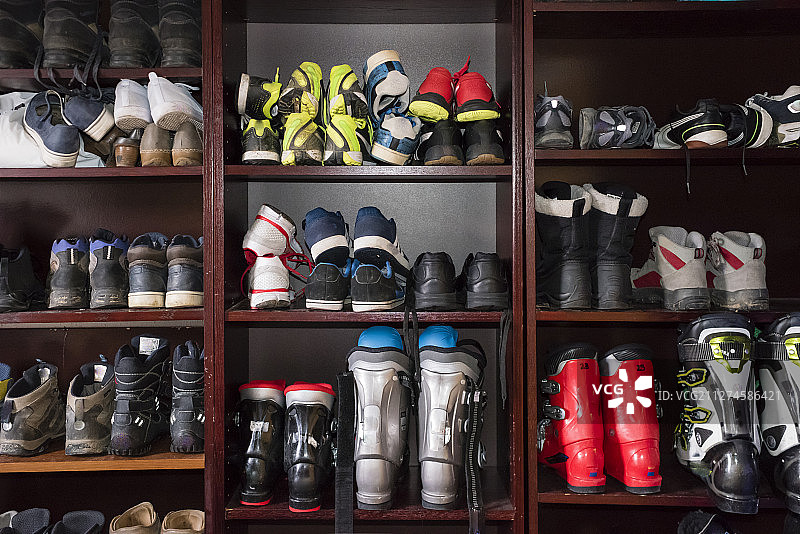 阁楼鞋架上的旧鞋存储图片素材