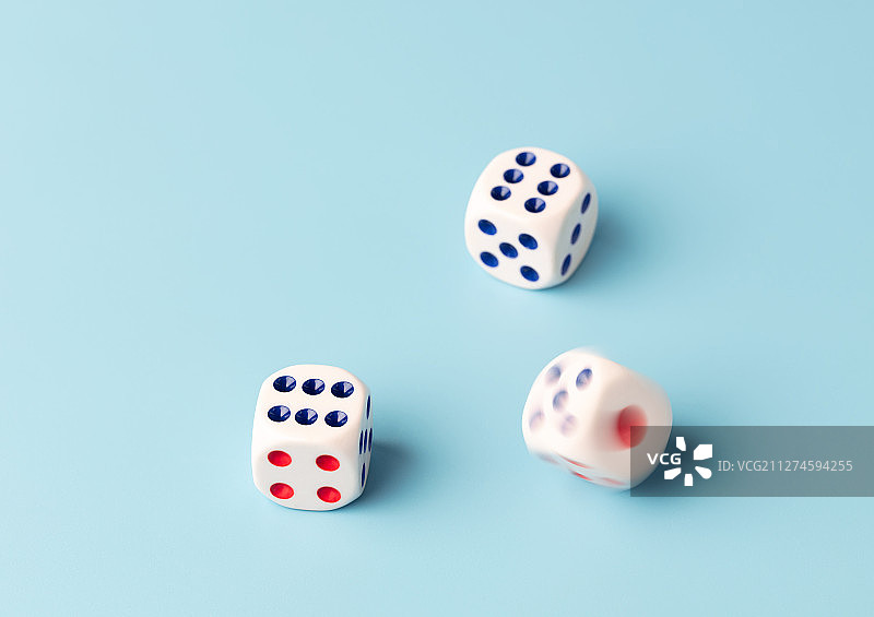 三个六旋转的骰子图片素材