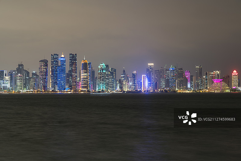 中东卡塔尔多哈天际线夜景图片素材