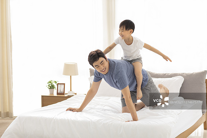 快乐父子在卧室玩耍图片素材