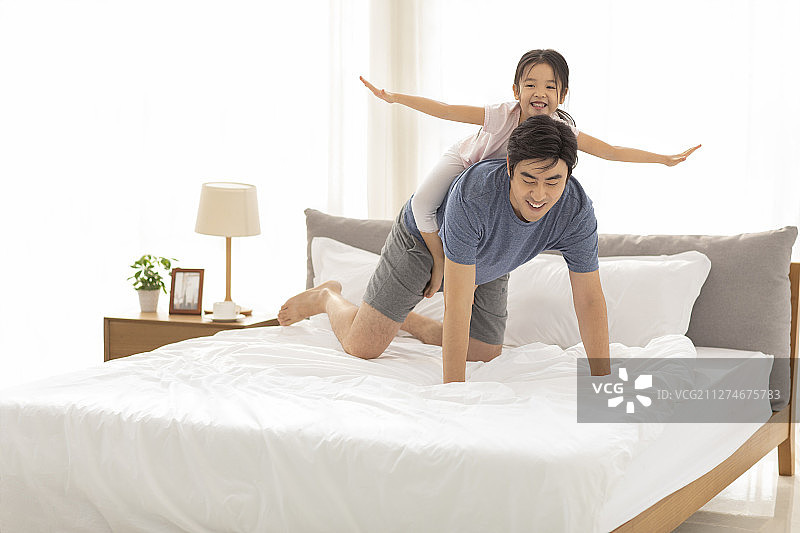 快乐父女在卧室玩耍图片素材