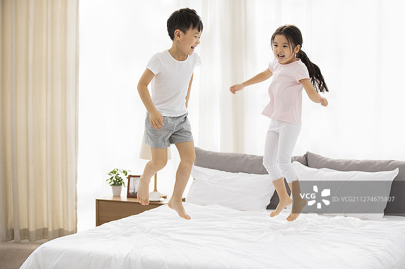快乐兄妹俩在卧室玩耍图片素材