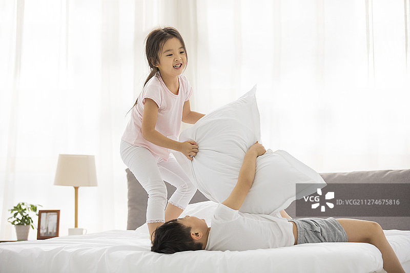 快乐兄妹俩在卧室玩耍图片素材