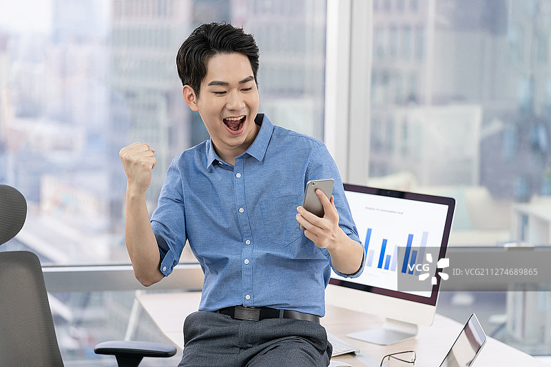 年轻商务男士在办公室使用手机图片素材