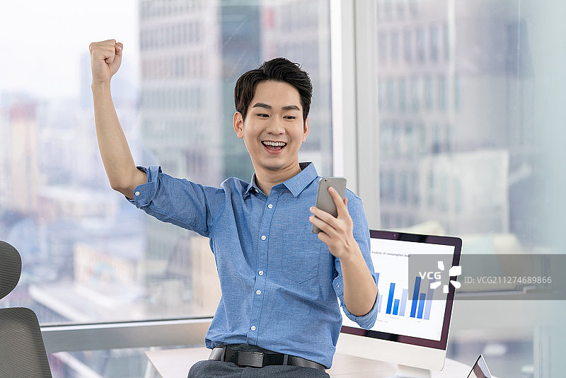 年轻商务男士在办公室使用手机图片素材