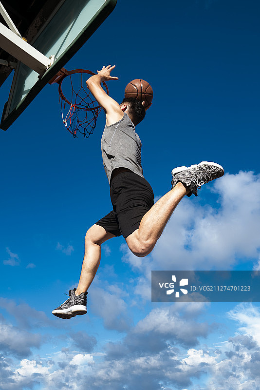 年轻男子灌篮图片素材