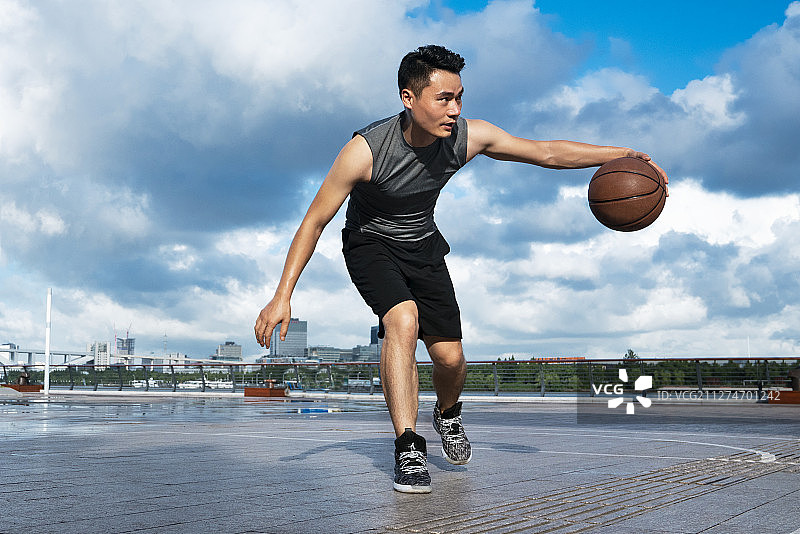 年轻男子打篮球图片素材