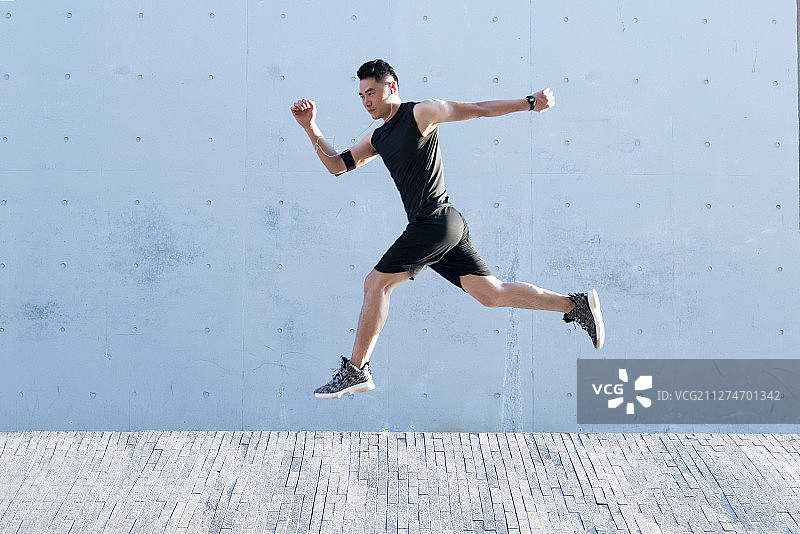 年轻男子户外跑步锻炼图片素材