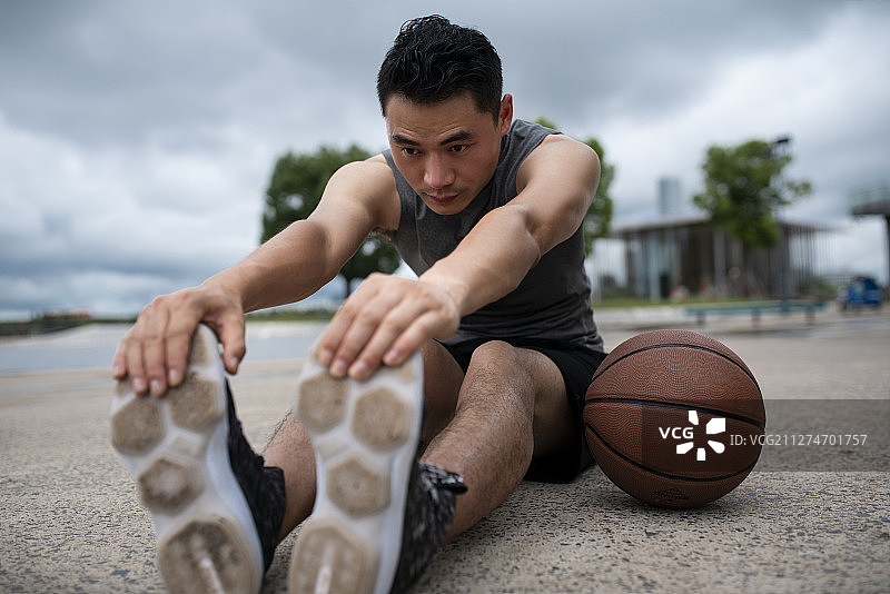 年轻男子做锻炼热身图片素材