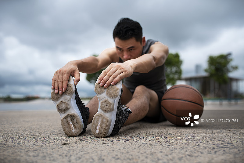 年轻男子做锻炼热身图片素材