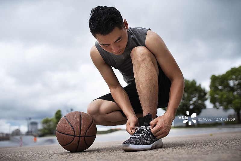 年轻男子系鞋带图片素材