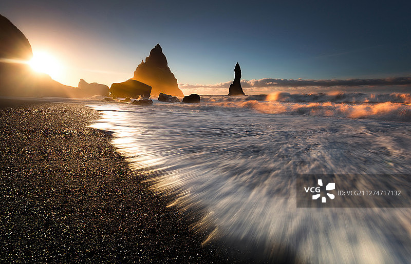 冰岛维克黑沙滩海浪日出图片素材