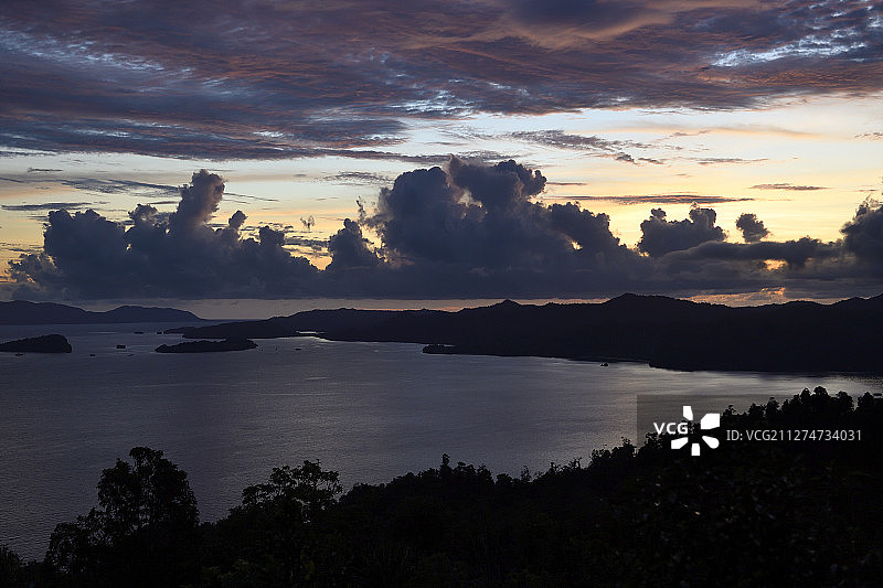 西巴布亚拉贾安帕群岛韦吉奥岛日落图片素材