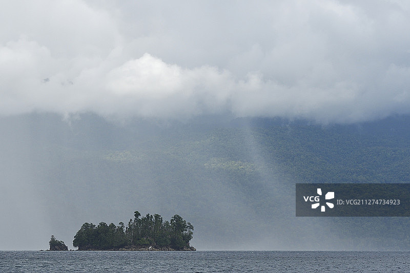 海洋岛屿上的阵雨图片素材