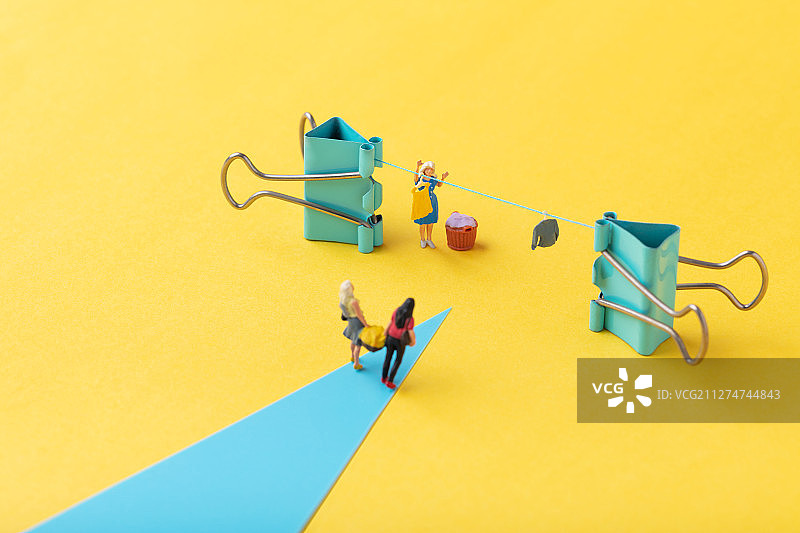 工字夹晾晒衣服的女性图片素材