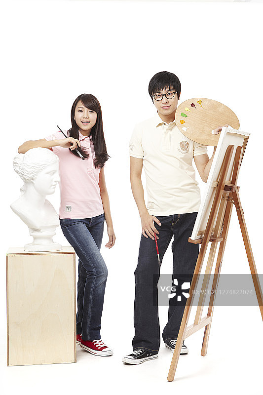 大学生用艺术设备绘画的照片图片素材