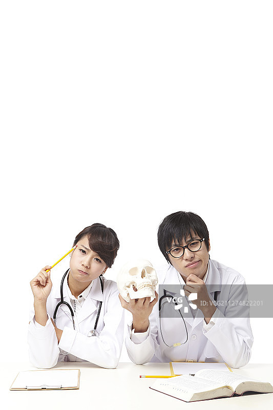 身穿医生袍学习的医学生照片图片素材