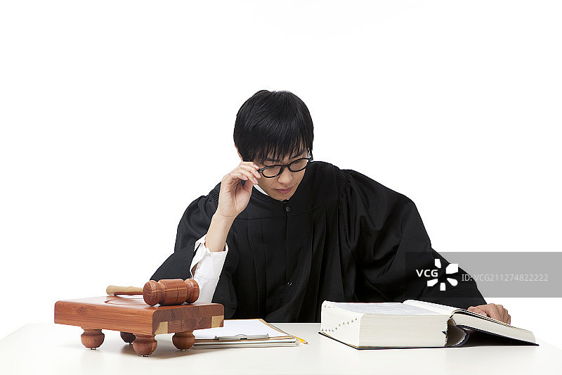 法学院学生坐着学习的摄影作品图片素材