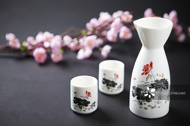 清酒与樱花装饰玻璃瓶摄影图片素材