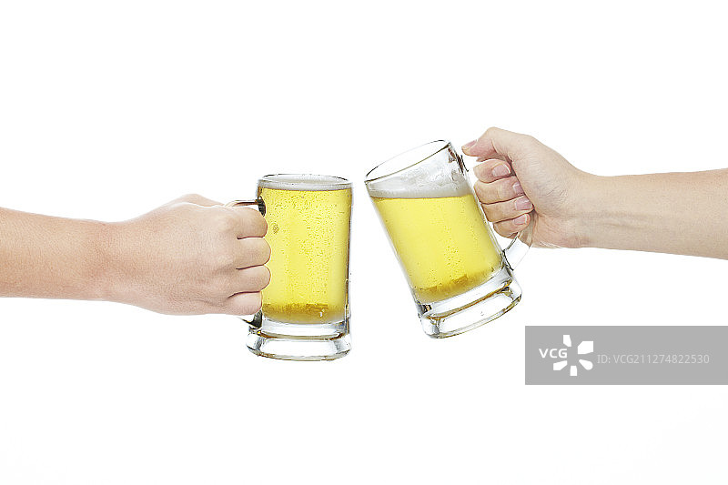 人手拿着冰镇生啤摄影图片素材
