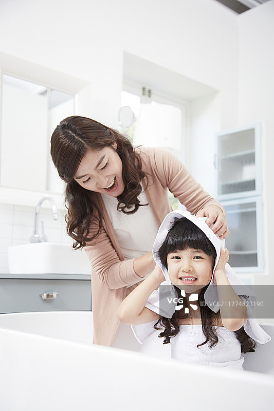 小女孩和她的母亲在浴室摄影图片素材