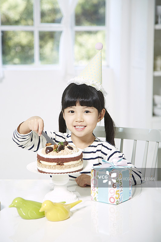 小女孩生日派对吃蛋糕摄影图片素材