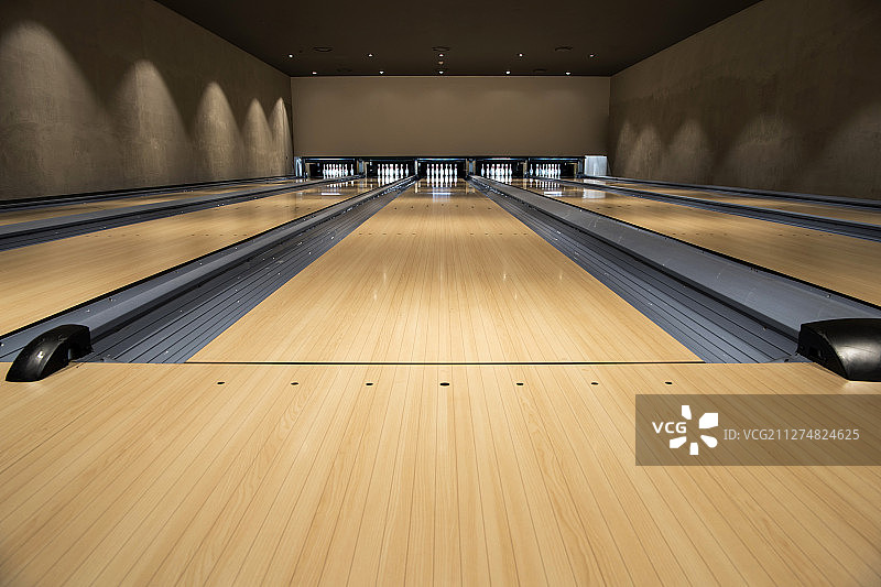 保龄球球道和球瓶摄影图片素材