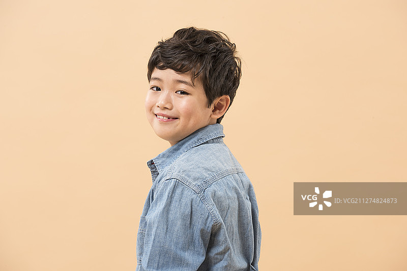 微笑的男学生摄影图片素材