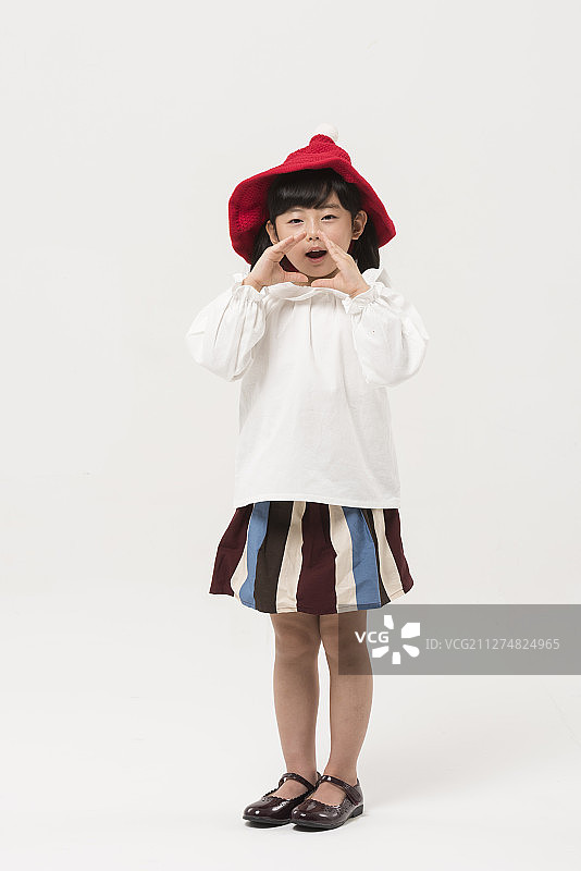 戴帽女学生呼喊手势站立摄影图片素材