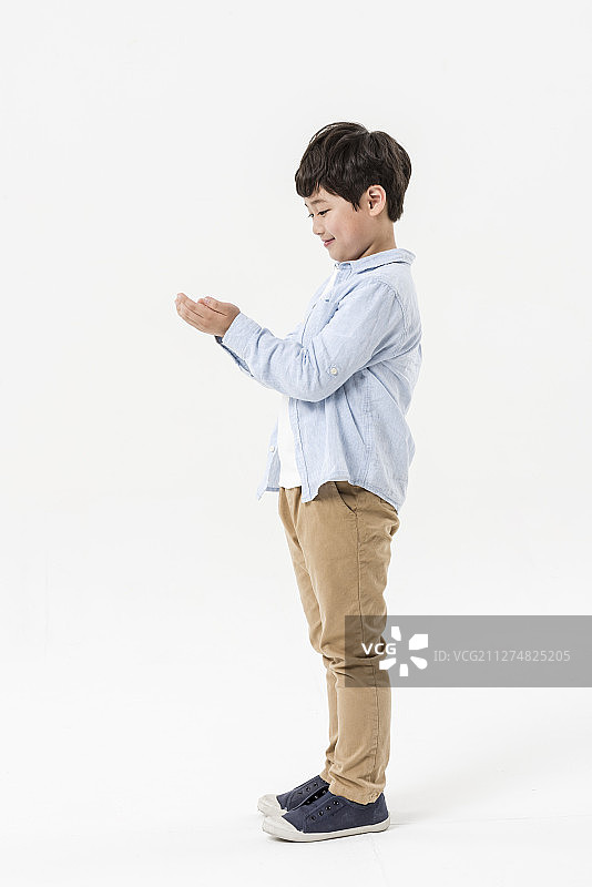 手拿物品的男学生摄影作品图片素材