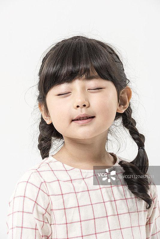 闭着眼睛的女学生摄影图片素材
