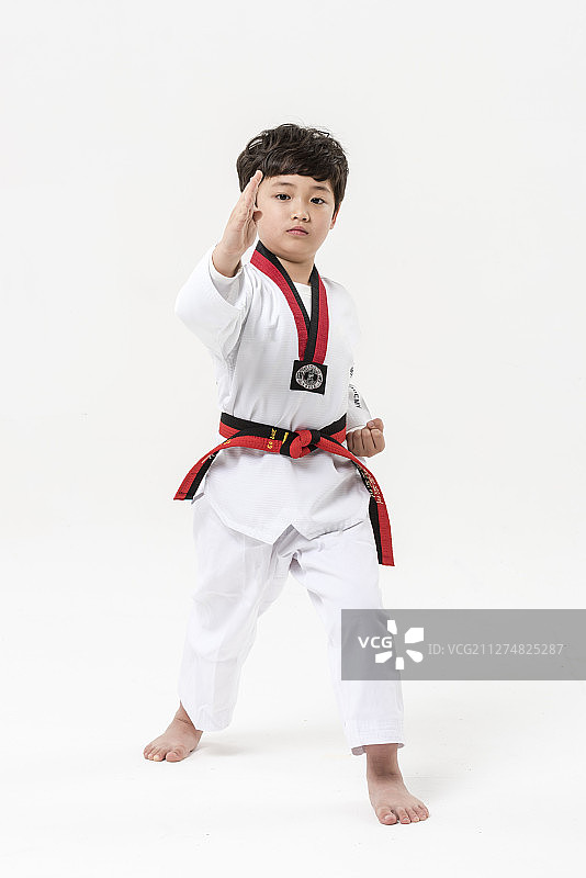 穿跆拳道服的男学生练习跆拳道摄影图片素材