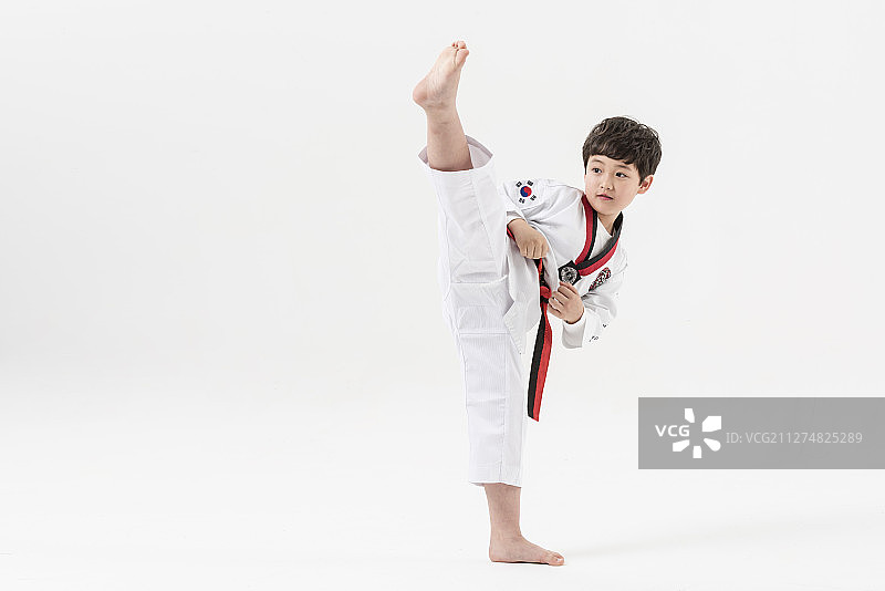 穿跆拳道服的男学生练习跆拳道摄影图片素材