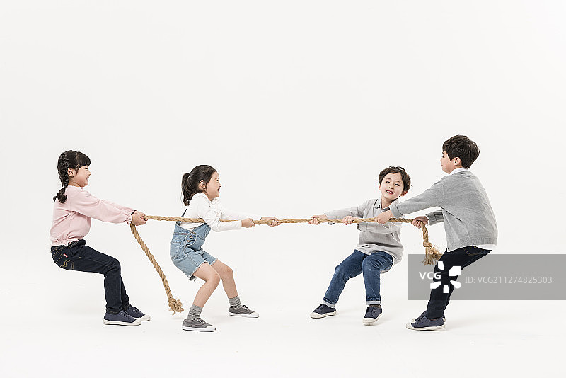 一群孩子玩拔河游戏的摄影图片素材