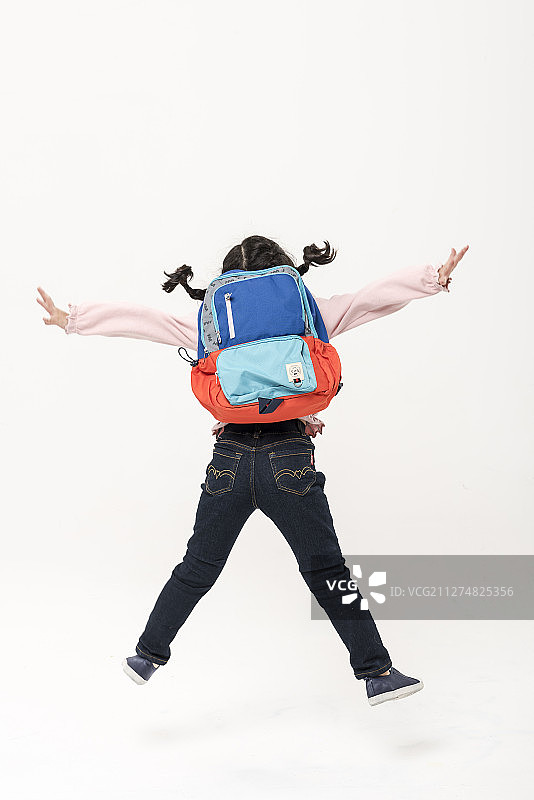 女孩背着书包跳跃的摄影作品图片素材