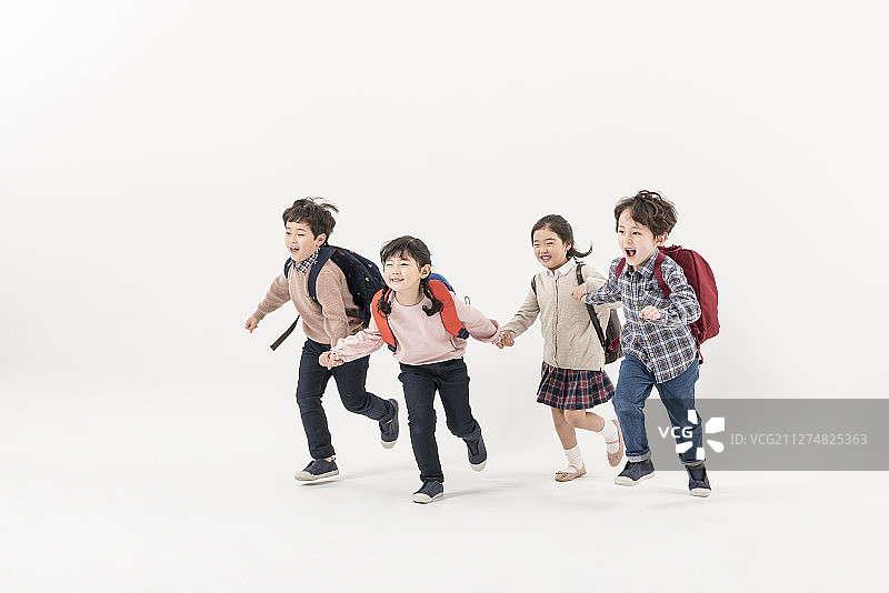 手牵手奔跑的儿童群体摄影图片素材