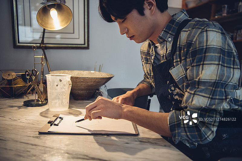 男子在陶艺工作室身穿围裙素描设计图片素材