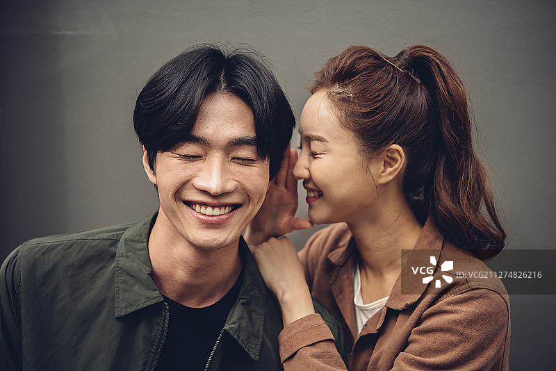 情侣耳语摄影图片素材