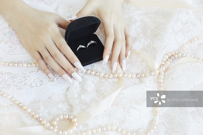 美甲女性手部姿势，展示婚戒摄影作品图片素材