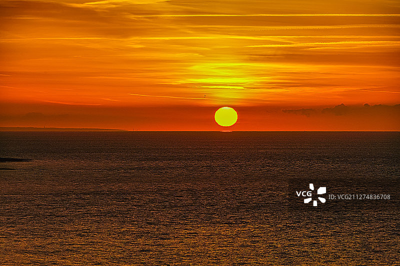 橙色太阳从海平面升起户外风光图片素材