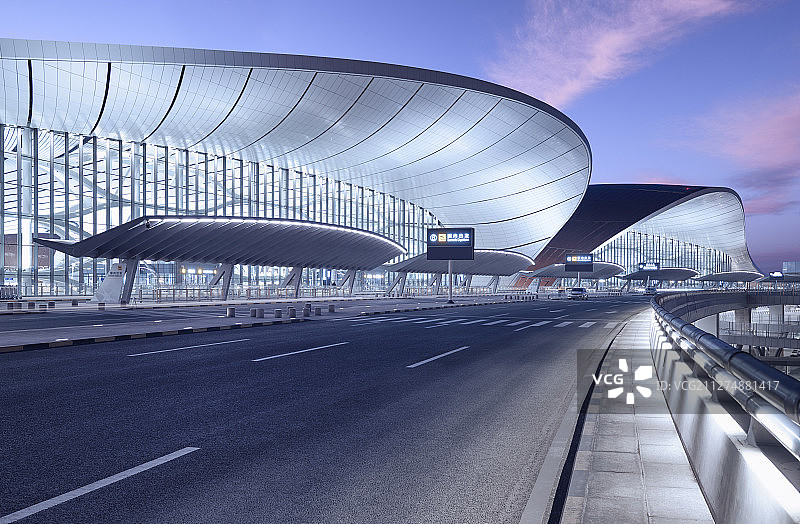晚霞中的北京大兴机场和道路图片素材