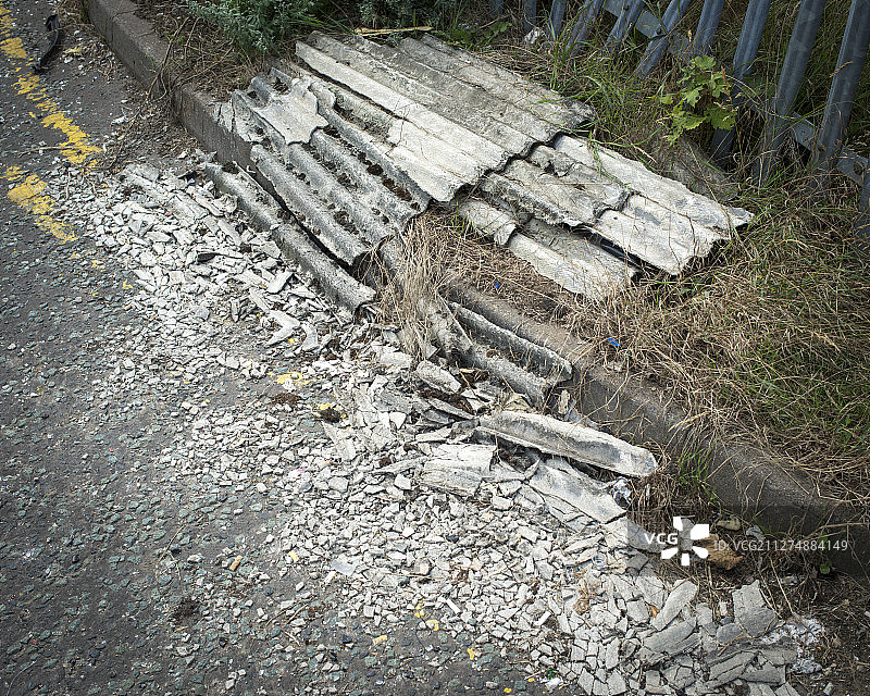 乱扔的石棉废料图片素材