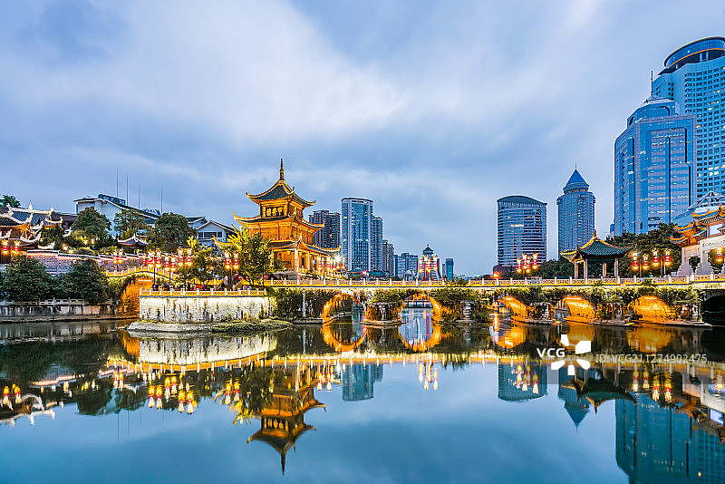 中国贵州贵阳甲秀楼建筑夜景风光图片素材