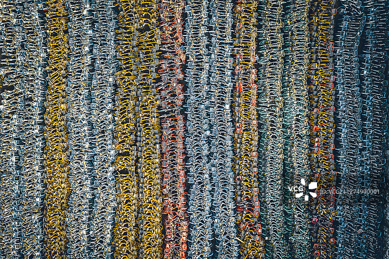 大量排列紧密整齐的荒废的多种颜色共享单车停车场图片素材