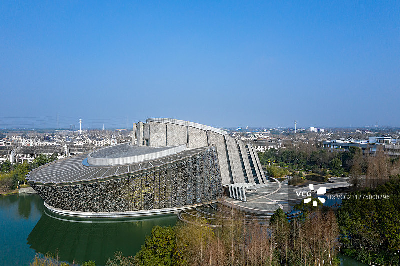中国浙江省嘉兴市桐乡市白天的乌镇大剧院航拍图片素材