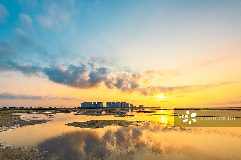 带有城市倒影的海上日出图片素材