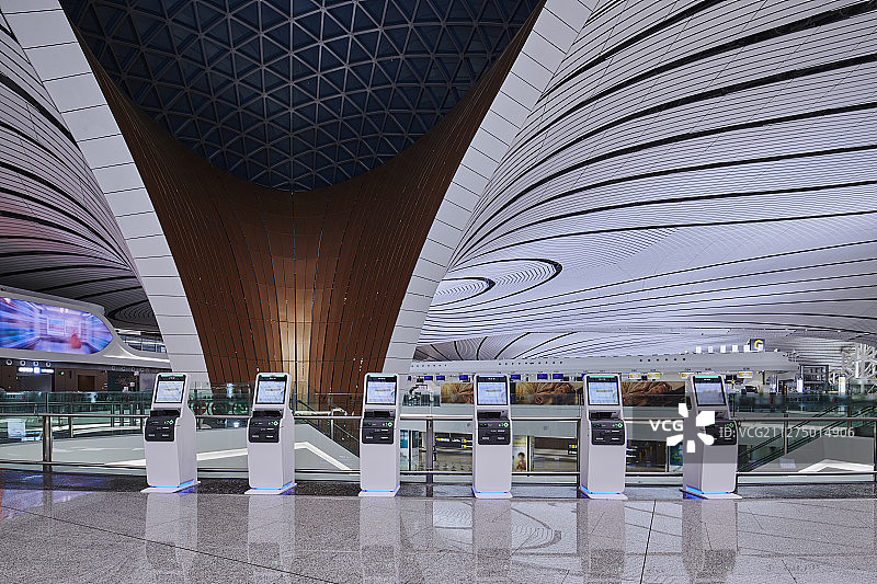 北京大兴国际机场自助办理登机大厅图片素材