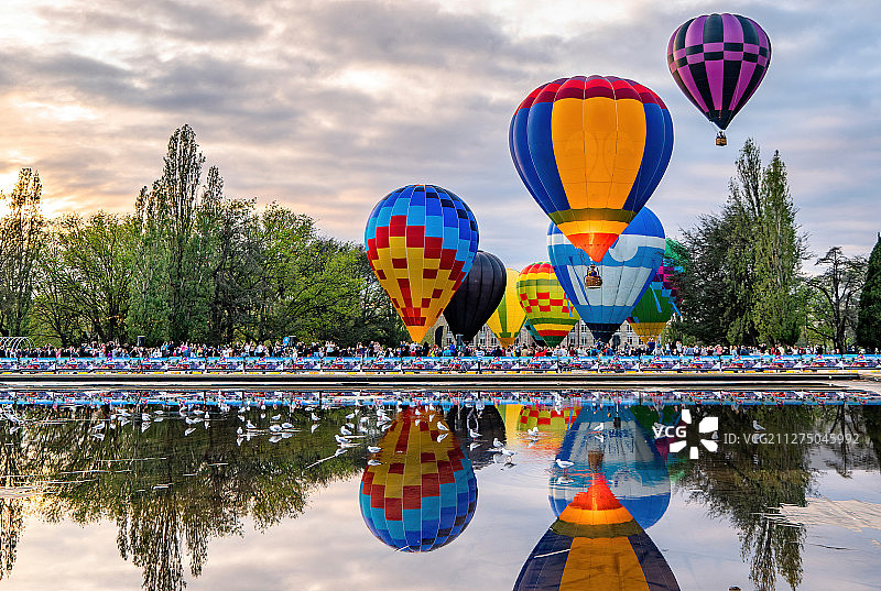 湖面上空的热气球图片素材