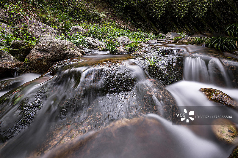 慢门拍摄山涧流水图片素材