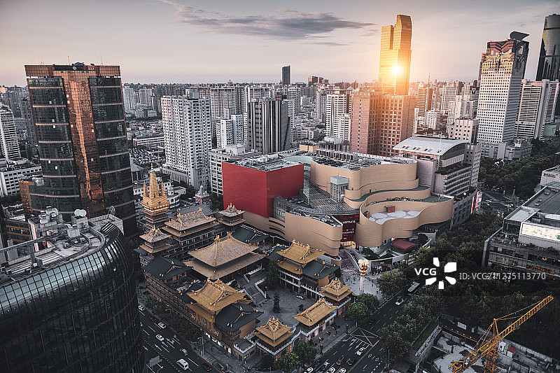 上海市静安区静安寺久光百货静安商圈日落金光全景图片素材